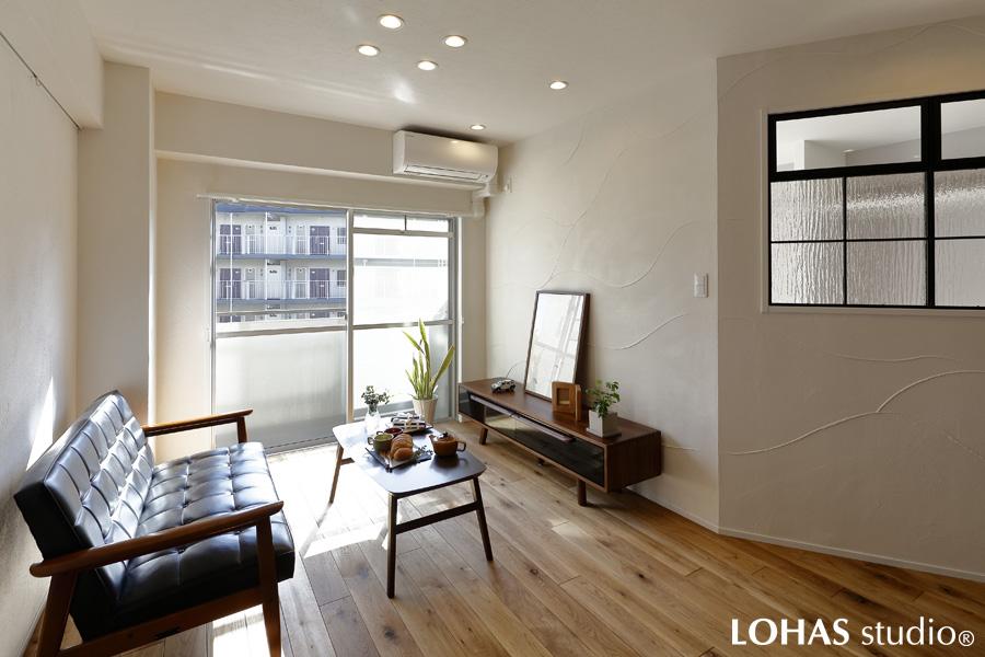 明るい陽射しと爽やかな風の通る心地の良いリビングです。個室との間を仕切る壁は、斜めに渡すことによってリビングとダイニングをもゆるやかにゾーニングしました。さらに珪藻土のパターンを流れるような曲線がお洒落なウェーブに変更して、アクセントにしています。