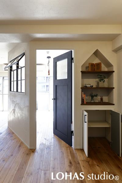 施主様とデザイナーが一緒になって考えた、こだわりの屋根型ニッチです。一番上を三角屋根にすることでリズムが生まれ、飾った小物が引き立って見えるのもポイント。下の収納はニッチより奥行きを深く作ってあるので、見た目以上に収納力があります。