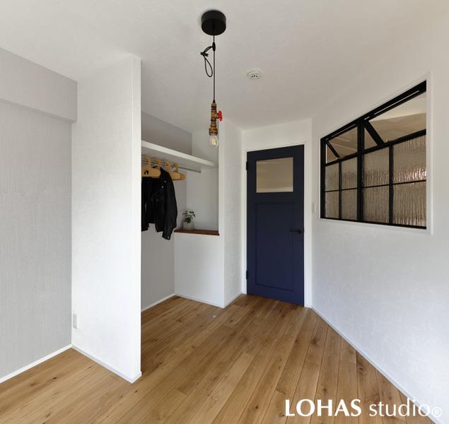 息子さんとそのお友達、それぞれのプライベートスペースです。ワンポイントとして一面だけグレーのクロスを貼りました。オープンなクロゼットを造作しているので、洋服がすっきりと収納できます。アイアンの室内窓で開放的な雰囲気です。