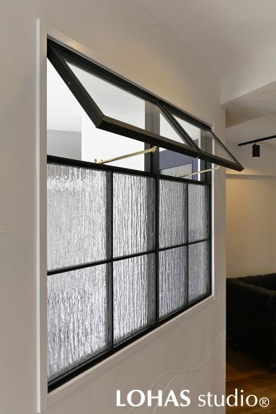 LDKとプライベートルームの仕切り壁には、アイアン室内窓をチョイスしました。無地ガラス＋流れるような模様が特徴的なシルビーガラスを組み合わせて、無骨なアイテムながらも柔らかな印象に。無機質なアイアンと自然素材の珪藻土の組み合わせがハマっています。