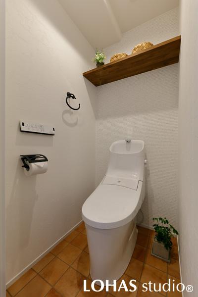 シンプルにまとめた分、テラコッタ調のフロアタイルの鮮やかさが際立つトイレです。飾られたグリーンとも好相性。ナチュラルな印象ですが、タオルハンガーなどの小物にメンズライクなマテリアルを選ぶことでピリっと引き締まりました。