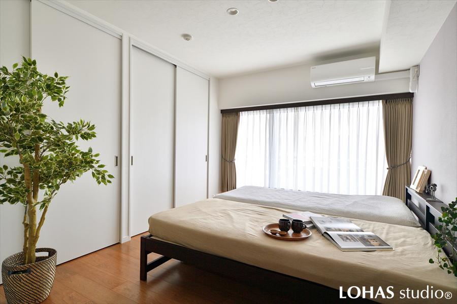 たっぷりの陽射しで爽やかに目覚められそうな明るい寝室です。ご夫婦それぞれクローゼットを個別に造作したので、部屋の中はいつでもスッキリを保てます。