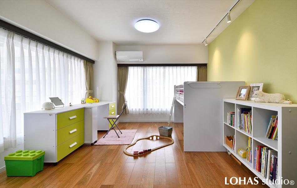 部屋の1面にだけ施工したアクセントのグリーンが爽やかなキッズルームです。あえてそれぞれの個室を設けることはせず、受験勉強などの際には集中できる1室と、ひろびろと使える1室の計2室に分けました。