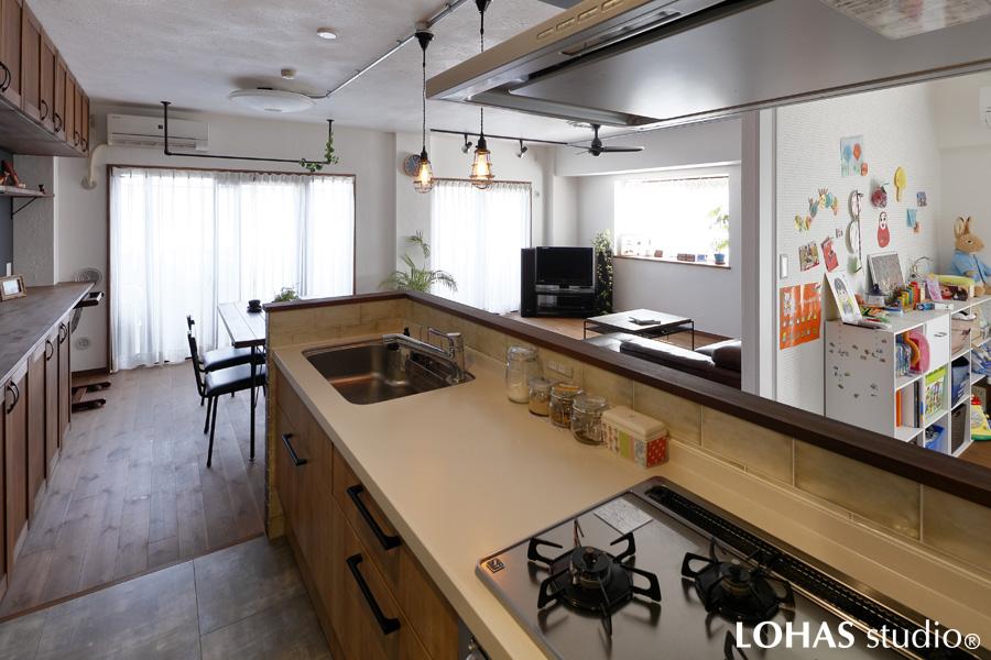 オープンスタイルに変更して、リビングダイニングだけでなく子供部屋までをラクラク見渡せるキッチンです。キッチンからリビング、そして洗面室へは回遊できるように計画して家事ラク！ペンダントライトを吊るして、まるでカフェのような佇まいになりました。