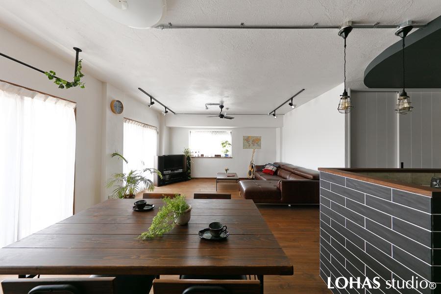 外からの陽射しが爽やかな、光あふれるリビングです。窓際にはアイアンバーを新設。インテリアグリーンを飾ったり、洗濯物を干したりとマルチに使えるスグレモノです。