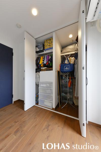 主寝室には一般的なクローゼットと深さのあるウォークインクローゼットを備えました。奥行きの異なる収納スペースへ、ひとつの扉で双方にアクセスでき、モノをたっぷりとしまえます。