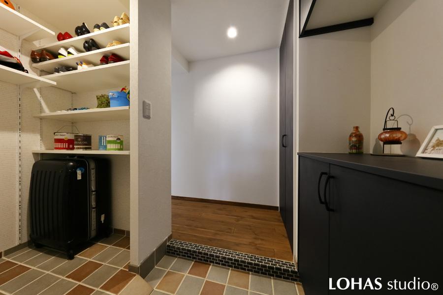 オープンなシューズクロークを設けた玄関です。入口にはなだらかなスロープを施工して、スーツケースやベビーカートの出し入れをスムーズに。沢山の収納スペースがあるので散らかることなく、玄関のキレイを保てます。
