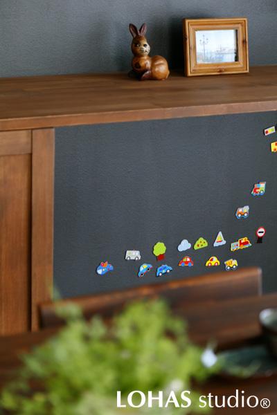 収納兼ワークデスクには、お子様の喜ぶヒミツの仕掛けが。マグネット塗装と黒板塗料のコラボレーションで、お絵かきをしたり、マグネットで遊んだり……。すぐに目を通したいプリントやメモを留めておくのにも重宝します。
