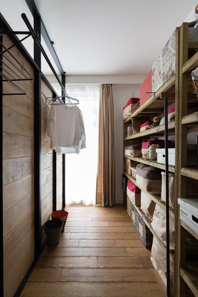パーティション裏に造作したユーティリティスペースです。「パントリーや家事室として使えると便利では」S様のアイデアで出来ました。ハンガーラックを具え部屋干しも可能。壁サイズの収納棚は大容量です。