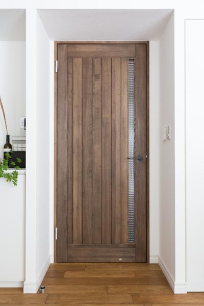 LDKに造作した LOHAS studioオリジナルの室内ドアです。LDKのテイストに併せて無垢材を用いました。ガラスの種類など細かな素材選びにもS様のお好みを反映しました。