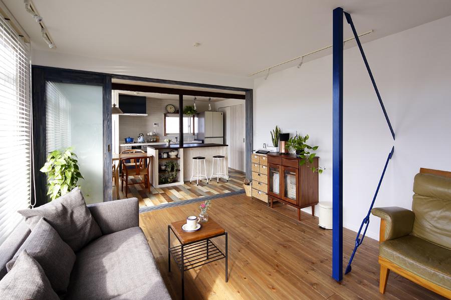 ブルーの柱がアクセントになった大開口のLDKです。フローリングはLOHAS materialの無垢板、天井・壁はエコクロスです。