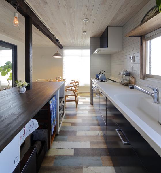 大人の「可愛さ」溢れるキッチンです。天井は明るい板張り。床は楽しげなモザイク張り。ブリックタイルやペンダントライトなど見どころ一杯！