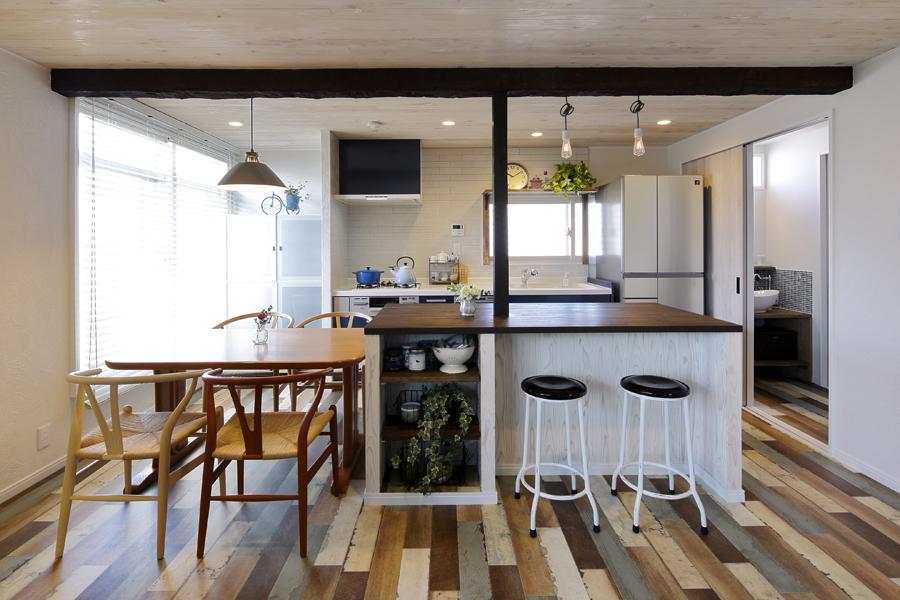 飾り梁に「抜けない柱」を合わせた表情豊かなDKです。カラフルなフローリングは遊び心たっぷり。3枚戸でリビングを仕切れば個室にも。