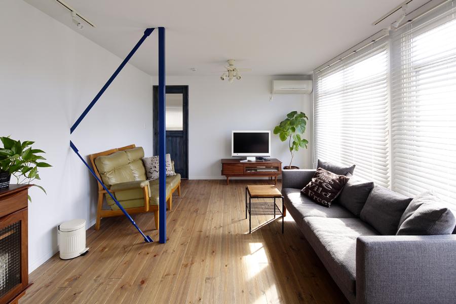 窓に面した陽光たっぷりのリビングです。床は快適な無垢フローリング。塗装オイルはLOHAS studioオリジナルの自然素材100％。