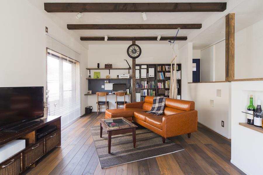 和室や廊下を取り入れて広さを増したLDKです。濃茶の梁がゆったり渡る見事な景観。ラフでリラックス感のある空間です。