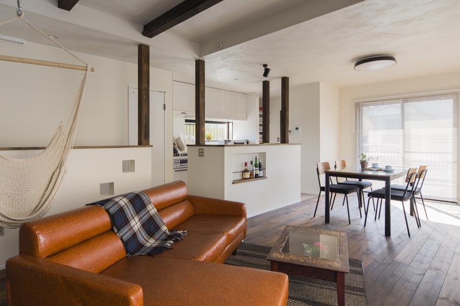 天井の梁が趣き深いリビングです。元の天井位置を高く上げてゆったりした空間に。既存の梁を綺麗に加工して見ごたえのある装い。