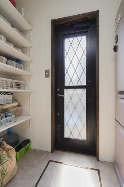 キッチンの延長上にあるパントリーです。勝手口を囲むように立ち壁を造りました。冷蔵庫をすっきり収納。可動棚が便利です。