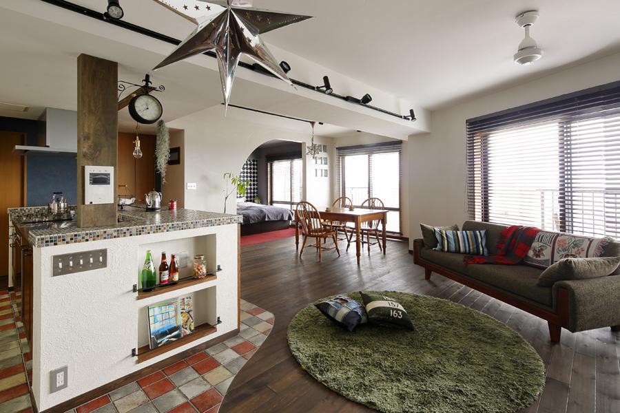 どこにいても窓からの海を一望できるＬＤＫです。廊下との段差を高めに設定し空間を切り替えました。床は無垢パイン材を自然塗装で。壁は珪藻土。防音マットを設置。