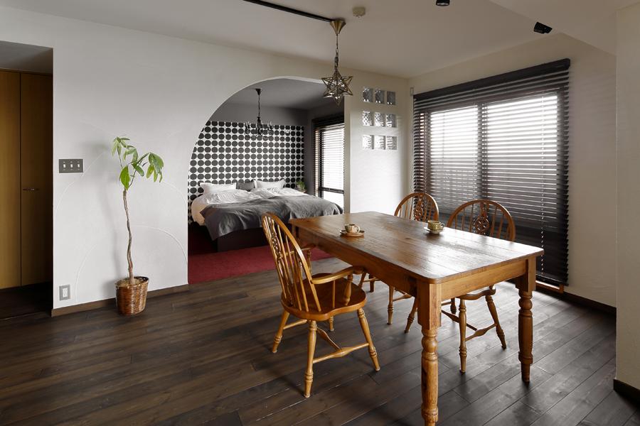 バルコニー越しに海を眺める清々しいダイニングです。天井は自然素材のエコクロス。ここだけ天井高を上げて包みこまれる印象に。優しいカーブから覗く寝室の景色がスタイリッシュ。