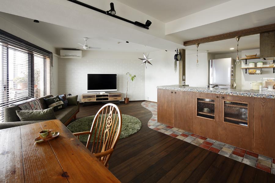 手狭だった変形空間を見直して「見晴らしの良さ」を手に入れたリビングです。壁や間仕切りなどを工夫し､生活感をさりげなく隠しました。"きれい"な暮らしが続きやすいプランです。