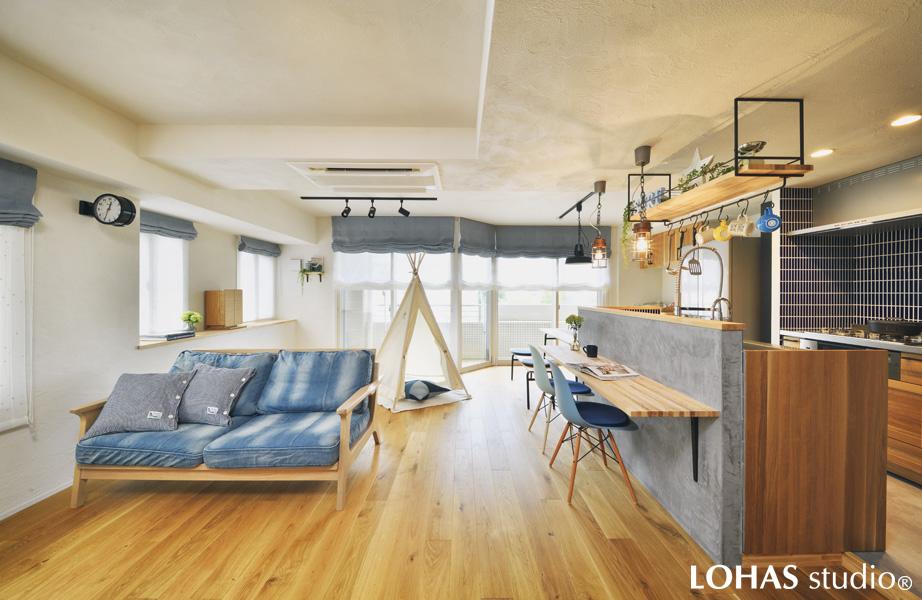 ブルーとグレーの寒色に自然素材のナチュラルさがミックスされたLDKです。和室だった部屋を取り込み、広さを確保しました。無垢材と珪藻土をたっぷりと取りいれて、お子様にもやさしく家族全員が長居したくなるような過ごしやすい空間になりました。