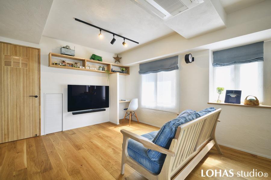 ゆとりをもって作られたリビングです。TVのサイドにはちょっとした作業に便利なデスクスペースと、お子様の絵本やおもちゃなどといった散らかりがちなモノを納めることができる嬉しい収納スペースをご用意しています。