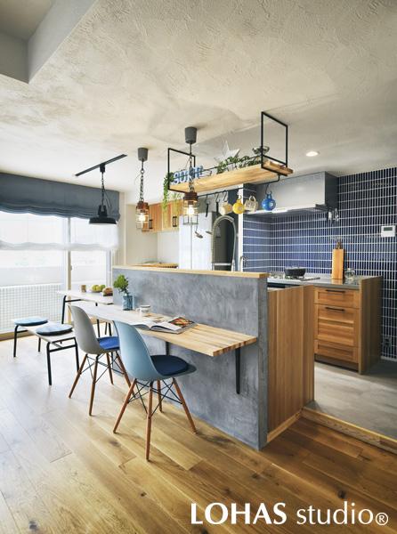 まるでカフェさながらの2列型キッチンです。カウンターには防水性が非常に高いモールテックスを施工して、モルタルならではの味わい深さを出しました。壁付け側には一面にタイルを貼って、お手入れがラクになるとともに部屋のアクセントとなっています。