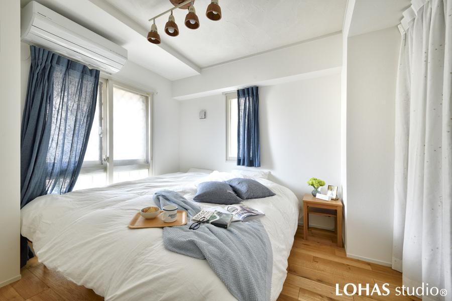 ホワイトでまとめられた清潔感たっぷりの寝室です。右手にあるカーテンの先には収納スペースを完備。入れたいモノに合わせて高さを変えられる可動式の棚なので、ムダな空間が生まれずに効率よく仕舞えます。