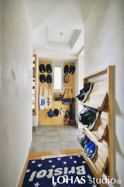 お洒落な靴や帽子など、ファッションアイテムをたくさんお持ちのHさま。それらを効率よく、魅せながらしまえるようにと玄関周りに工夫を凝らしました。玄関正面の有孔ボードはディスプレイを兼ね備えており、その左手には大容量のシューズインクロークをご用意しています。