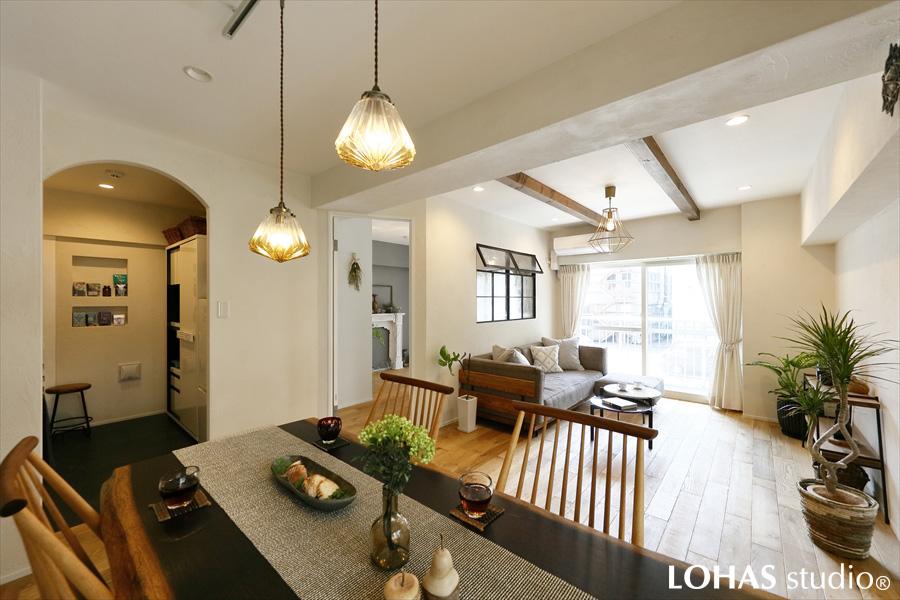 自然素材をたっぷりと使ったLDです。床材には素朴な味わいが特徴のラスティックオークを選び、更にヴィンテージ加工を施して、素足で過ごしたくなる、ホッと心落ち着ける空間です。気になっていた大きな梁も、リビングとダイニングをゾーニングするのに一役買っています。