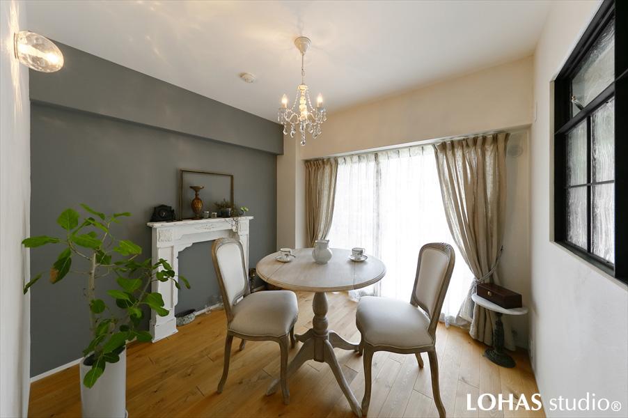 お客様を最初にもてなすカウンセリングルームです。『パリのアパルトマンの一室』をテーマに、シャンデリアやマントルピースといったこだわりのアイテムと、シックなグレーの塗装壁がマッチ。シャビー感の漂う上品なフレンチテイストの空間になりました。