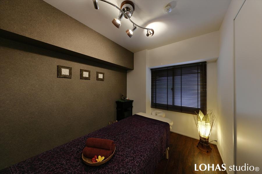 カウンセリングが終わったお客様をご案内する施術ルームは、アジアンテイスト一色。ここでも壁の一面にクロス仕上げの壁紙を施工し、アクセントを効かせています。床は木目調のフロアタイル。施術に使用するアロマオイルがこぼれてもさっと拭き取れるため、香りが残ったり混ざったりすることがなく便利です。