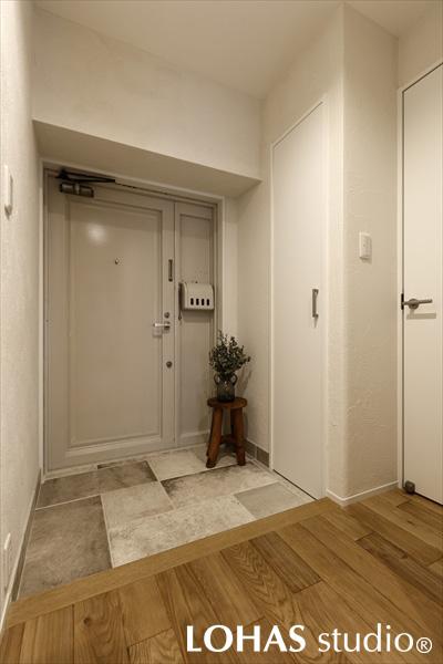 大きさの異なる2種類のタイルを組み合わせたこだわりの玄関です。汚れやすいといった点から白っぽいアイテムは選びにくいことが多いですが、このようにはじめから風合いのあるタイルなら大丈夫。またにおいが気になる収納まわりには珪藻土を施工して、いつもクリーンな空気を保てます。