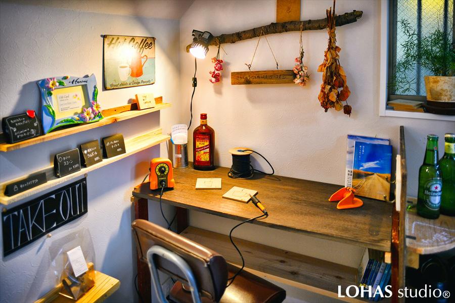 店内に足を踏み入れてすぐにあるのが、小さなDIYスペースです。Nさまがコースターを手作りするときに使えるちょっとした作業場としても、席が足りない時の客席としても使える便利なつくりになっています。