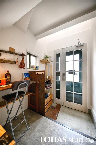 メンテナンスがしやすいように、素材選びから工夫をした店内の様子です。玄関土間は雰囲気たっぷりのモルタル仕上げにし、廊下は大勢のお客さまが来ても傷みにくいよう、フロアタイルをチョイス。清潔さが重要な飲食店にとって、お手入れがしやすいのは嬉しいポイントですね。