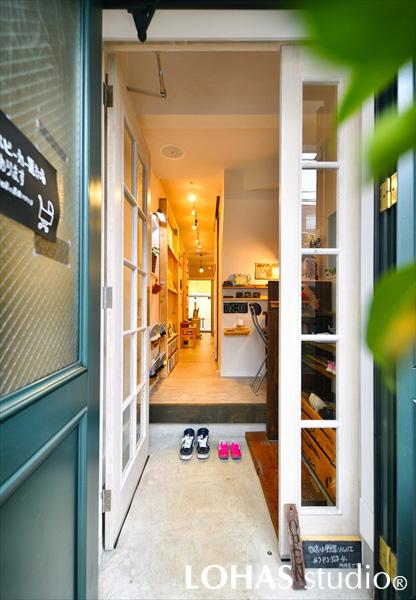 扉を開けると、そこにはホワイトを基調にした木の温もりに溢れた店内が。壁面を有効に使い、絵本や雑貨を飾れる棚を設けてギャラリーのような雰囲気の廊下とし、お客さまに楽しんで入ってきてもらえるような工夫を盛り込みました。