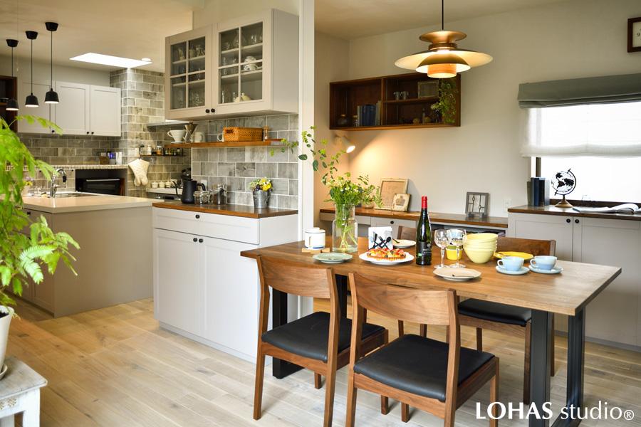 どうしても構造上抜くことが出来なかった柱を有効に使って収納にし、魅せポイントに仕上げたダイニングまわりです。キッチンと同じタイルを施工し、背面にあるカウンターデスクともマテリアルを統一することで洗練された雰囲気に仕上がっています。