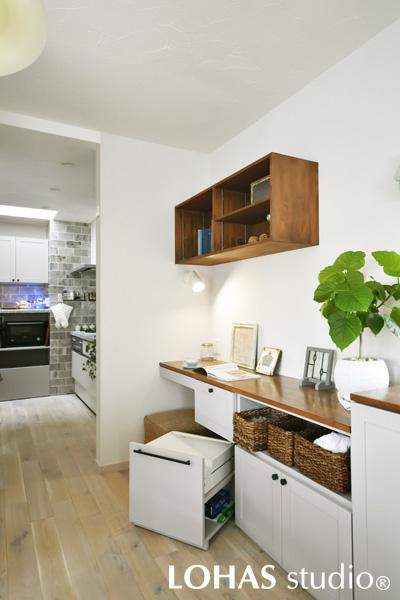 フレキシブルに使えて便利なカウンターデスクです。ノートパソコンでの調べものや、ちょっとした書き物に重宝します。カウンター下の収納には、細々とした筆記用具からプリンターまでを仕舞うことができ、いつもすっきりを保てます。