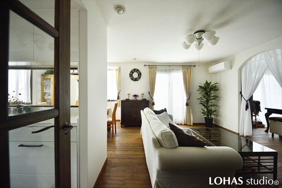 アレンジメント教室にも使われる大きなLDKです。ブラウンカラーのフローリングは無垢パイン材、壁に珪藻土を塗装しました。フレンチ家具や照明でエレガンスな雰囲気です。