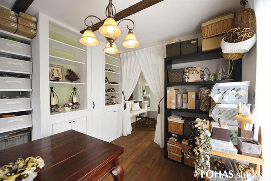 奥様の作品や教室用素材を納めるアトリエです。床はリビングと同じ無垢材を使って一体感を出しました。飾り梁を設けて元和室とは思えないラグジュアリーな装いに。