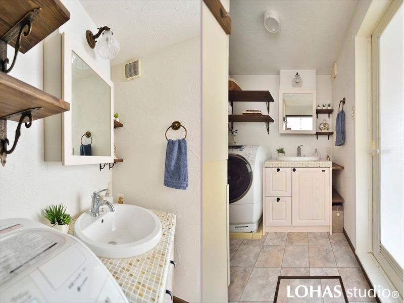 フェミニン＆アンティークなトーンの洗面室です。タイルをあしらった洗面台・ミラー棚はオリジナル造作。洗面と壁の隙間にはオープンラックを造作しました。