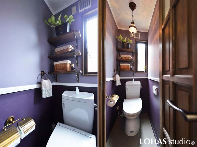 ラヴェンダー色のバイカラーで優雅な装いのトイレです。窓の並びにオープン棚を造作。棚板・フック素材など細かい部分にもこだわりました。ペーパーホルダーはリッチな色合い。