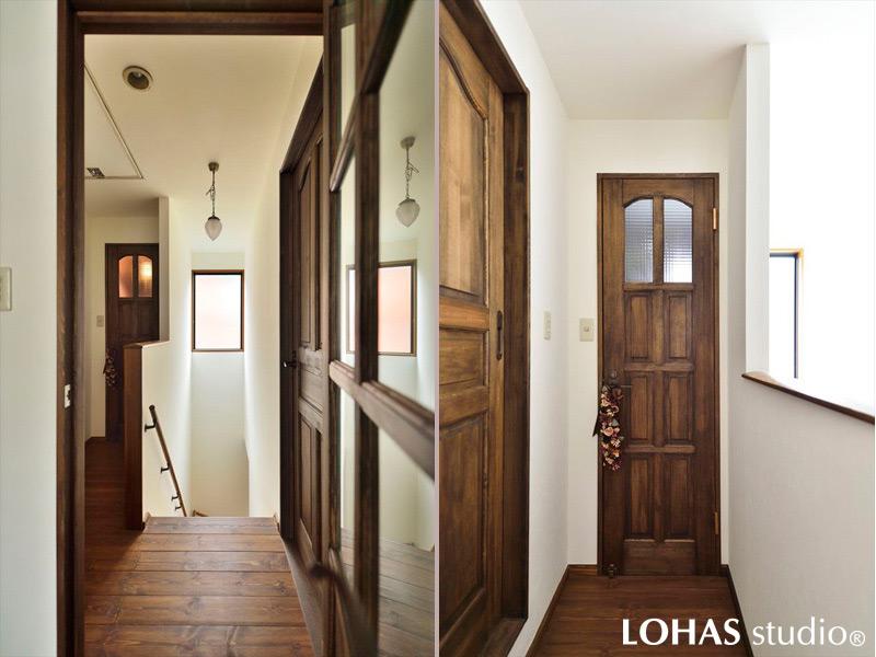 風格ある装いの廊下です。フローリングはリビングと同じ無垢パイン材。壁にはエコクロスを施工しました。階段そのものは既存利用ですが壁・床の変更で新築のような美しさに。