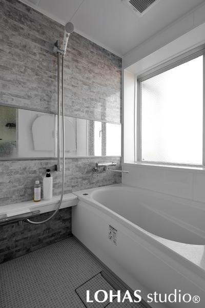 既存の水廻りを見直して新交換した浴室です。乾きやすく汚れに強い床は階下に音が響きにくい点もポイント。包み込むようなフォルムの浴槽で毎日の疲れが癒されそう。