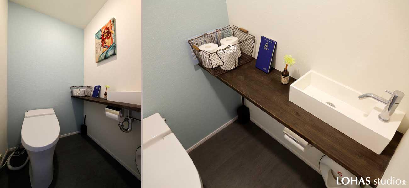 ペールトーンのブルー色が涼しげなトイレです。手すりや小物置きにもなる浮き棚にはぴったりサイズの手洗いを設置。タンクレストイレなので室内は広々です。