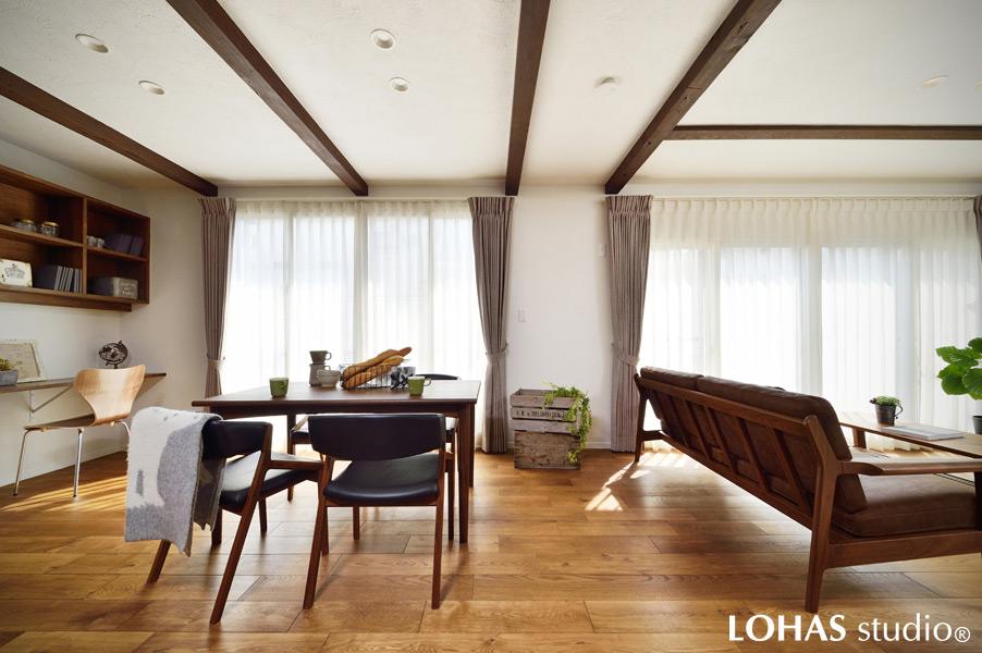 あえて残した柱や梁がアクセントになったリビングです。将来は間仕切りで2つ目の子ども室が造れる設計に。インナーサッシや断熱材セルロースファイバーの効果で快適な室内。