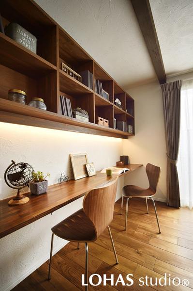 壁面を長く使ったワークスペースです。本棚・カウンターはパイン材を使ったオリジナル家具。床には無垢ホワイトオーク材を乱尺に張りました。壁・天井は珪藻土です。