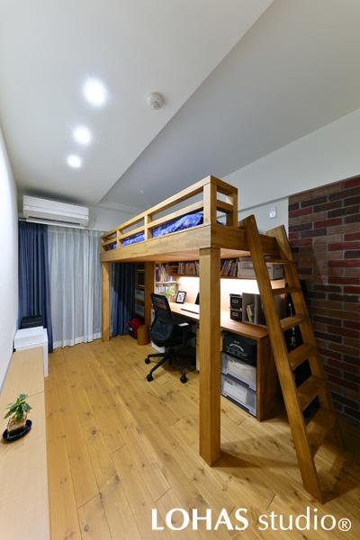 デスク付きのロフトベッドを造作した子供部屋です。圧迫感を与えがちな大きな家具も、造作で統一感を出すとスッキリとした印象ですね。壁面の一部には古レンガを模した屋内用タイルを貼り、空間のアクセントとしました。
