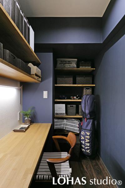 土間の奥に作られたワークスペースです。壁に塗られた深みのあるブルーは伝統色で「青鈍」といい、薄く墨がかった青色のことを指します。作業を邪魔しない落ち着いた色味は、この空間にぴったり。デスクの天板と上の可動棚、本棚をすべて同じ素材で揃えられるのも造作ならではです。