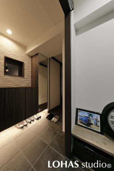 モダンな印象を受ける玄関まわりです。ここにも浮遊感を効かせて、和の要素を感じさせながらもスタイリッシュにまとめました。ローキャビネットの上には、ほどよい凹凸感のあるタイルを施工。見えないナノサイズレベルの孔が、空気をキレイにしてくれる優れものです。